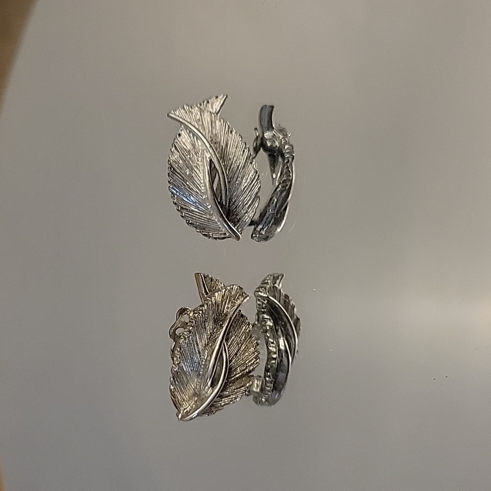 Vintage Lisnero silver tone mid-century clip on earrings two textured leaves